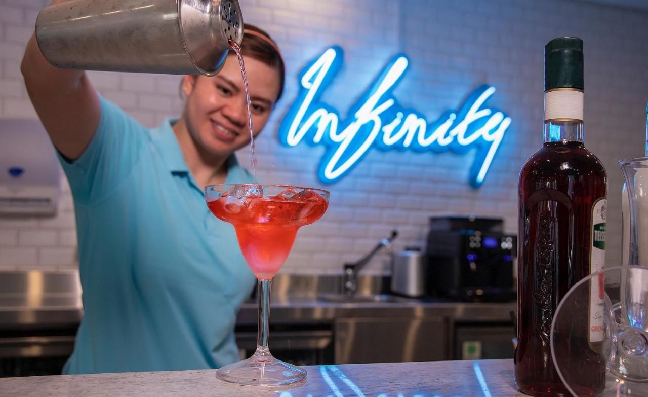 Pullman Sharjah Hotel Kültér fotó Infinity Bar