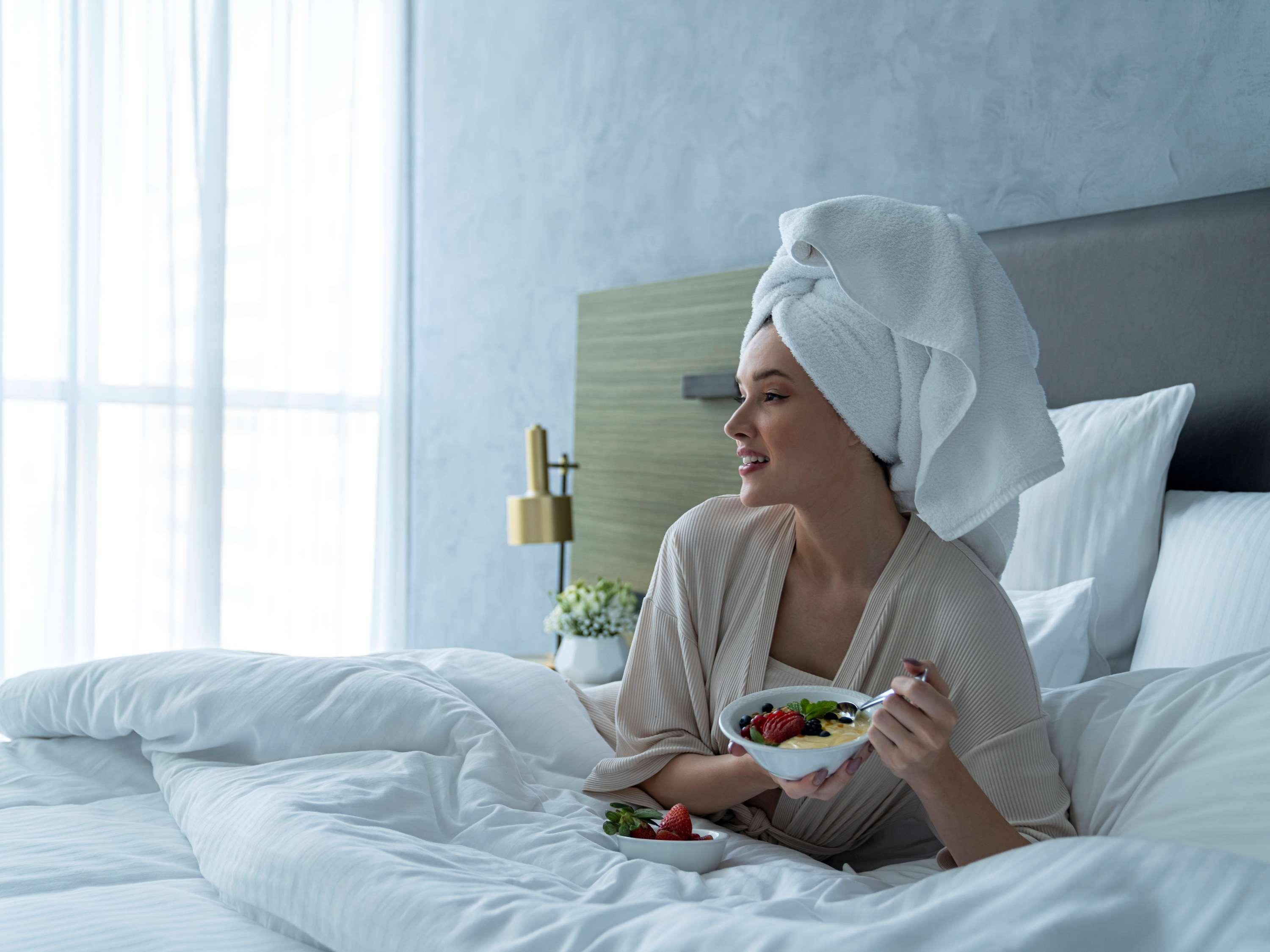 Pullman Sharjah Hotel Kültér fotó A woman wearing a bathrobe