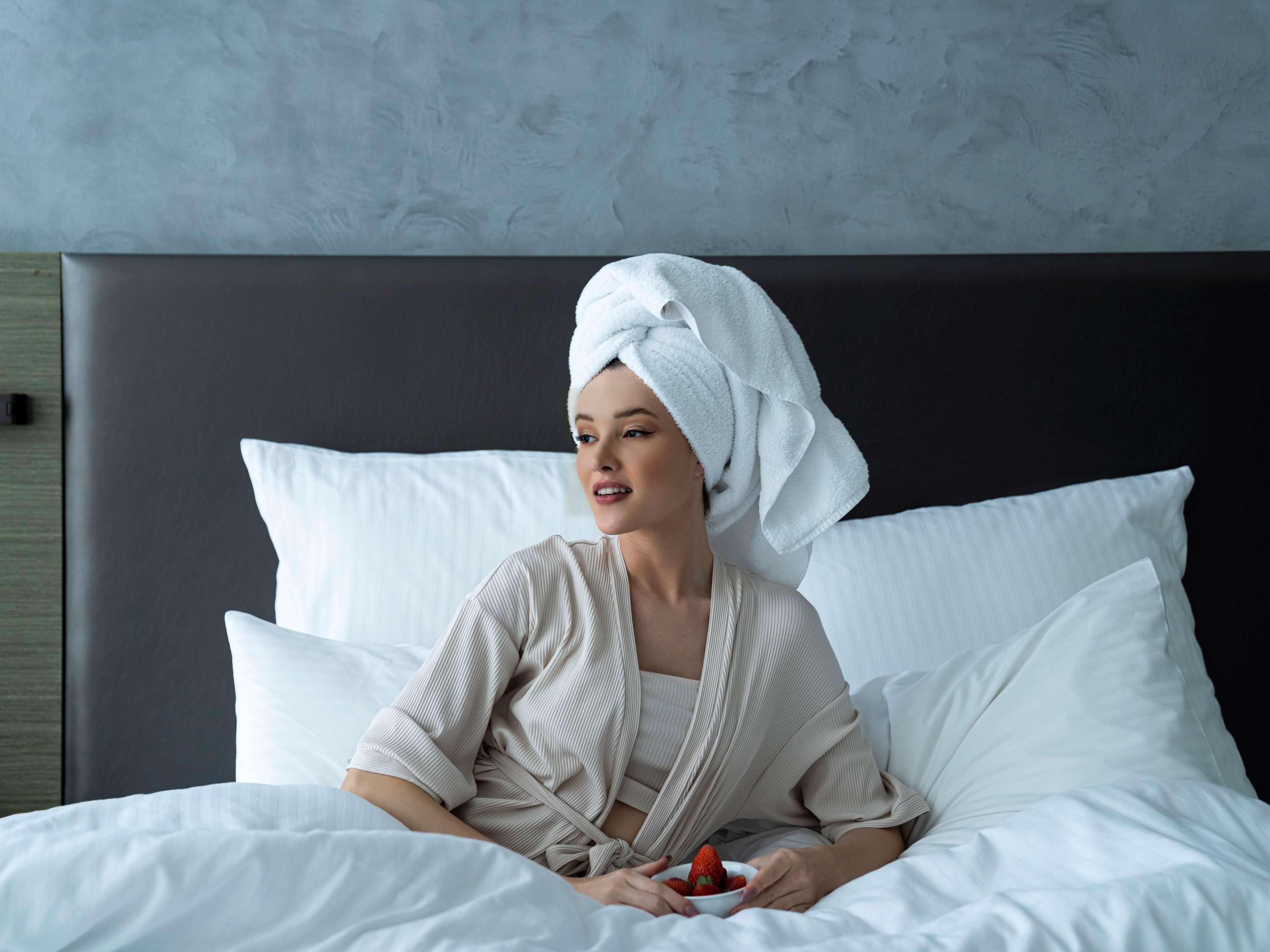 Pullman Sharjah Hotel Kültér fotó A woman wearing a bathrobe