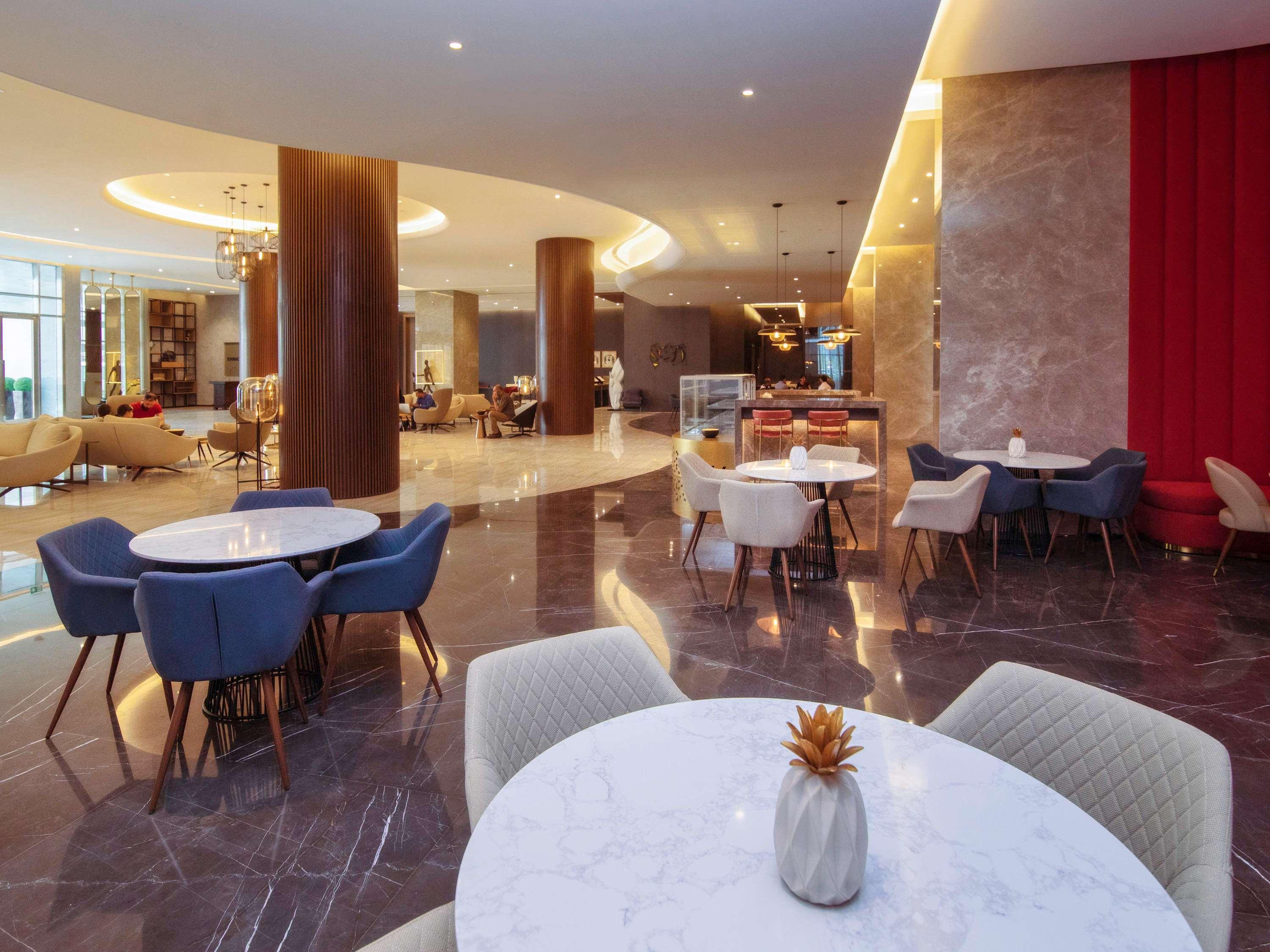 Pullman Sharjah Hotel Kültér fotó Lobby