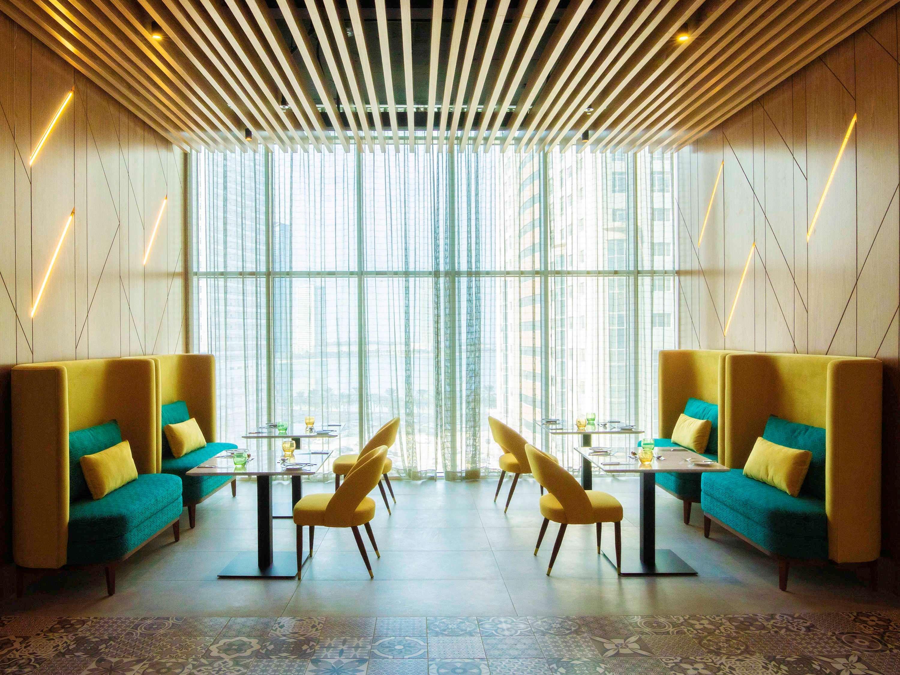 Pullman Sharjah Hotel Kültér fotó The interior of the lounge