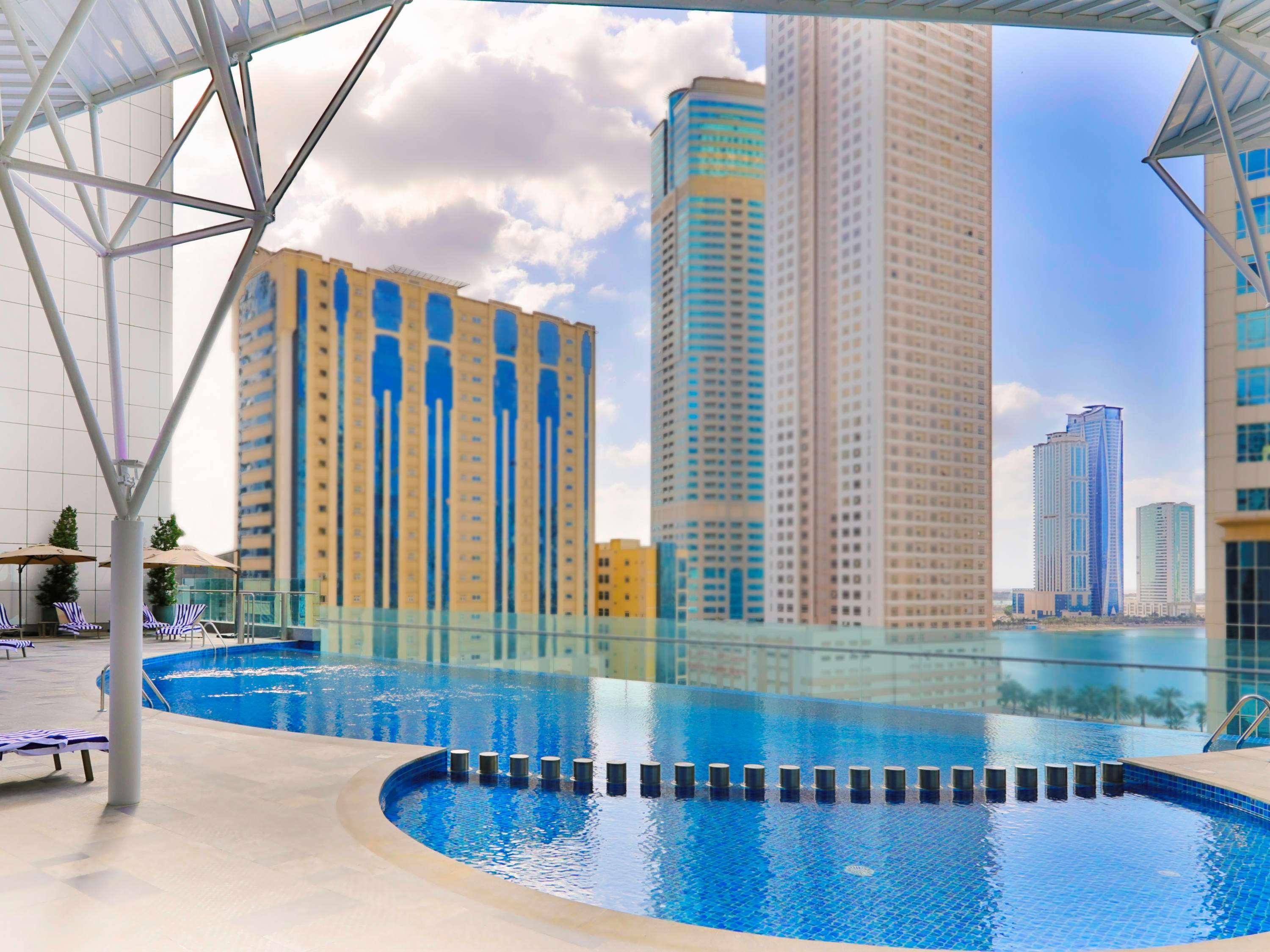 Pullman Sharjah Hotel Kültér fotó The swimming pool at the complex