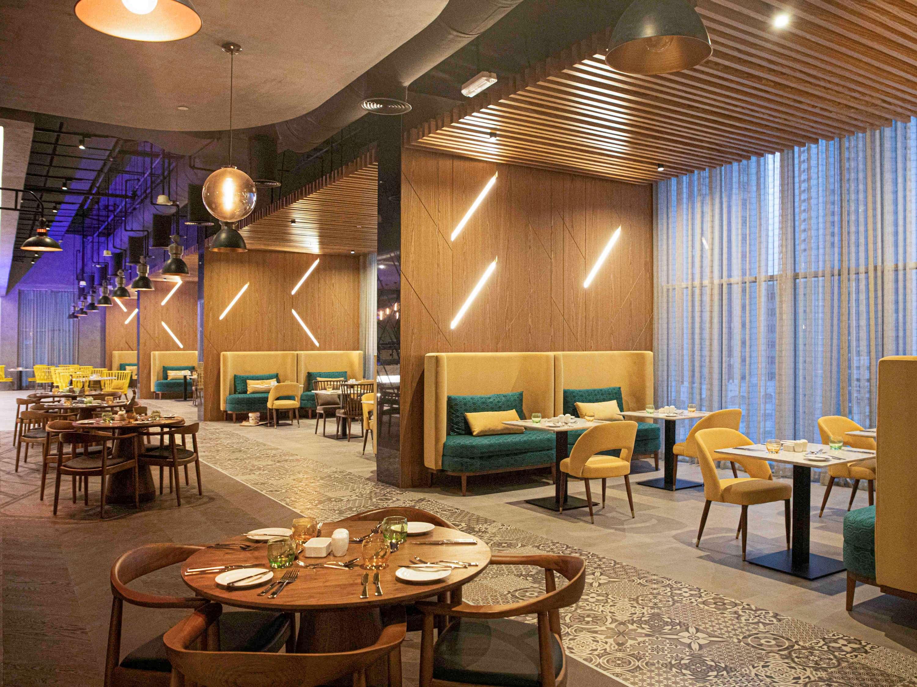 Pullman Sharjah Hotel Kültér fotó The interior of the restaurant