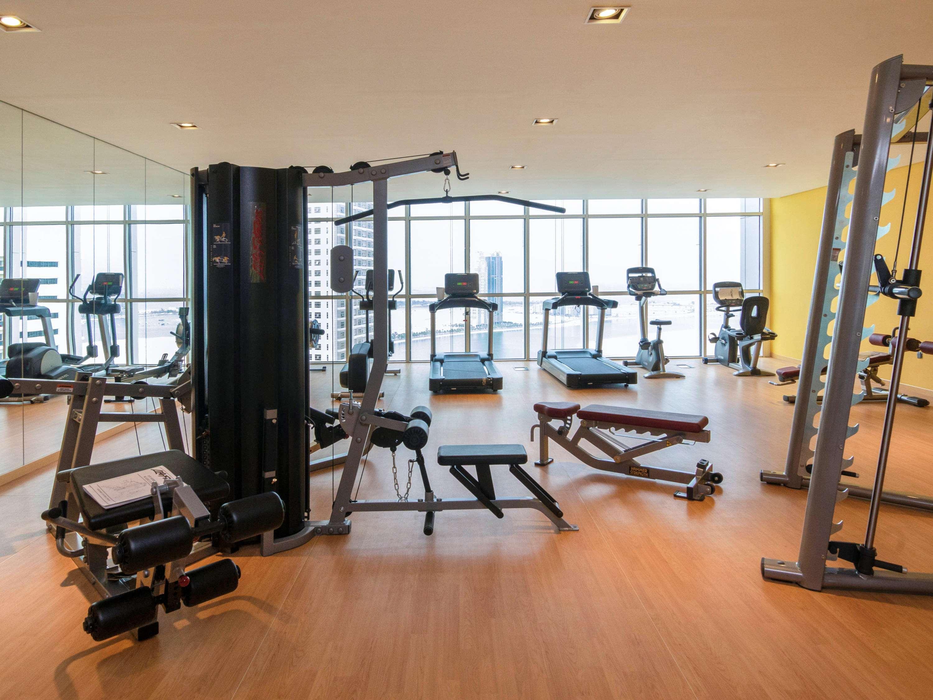 Pullman Sharjah Hotel Kültér fotó A gym in a hotel