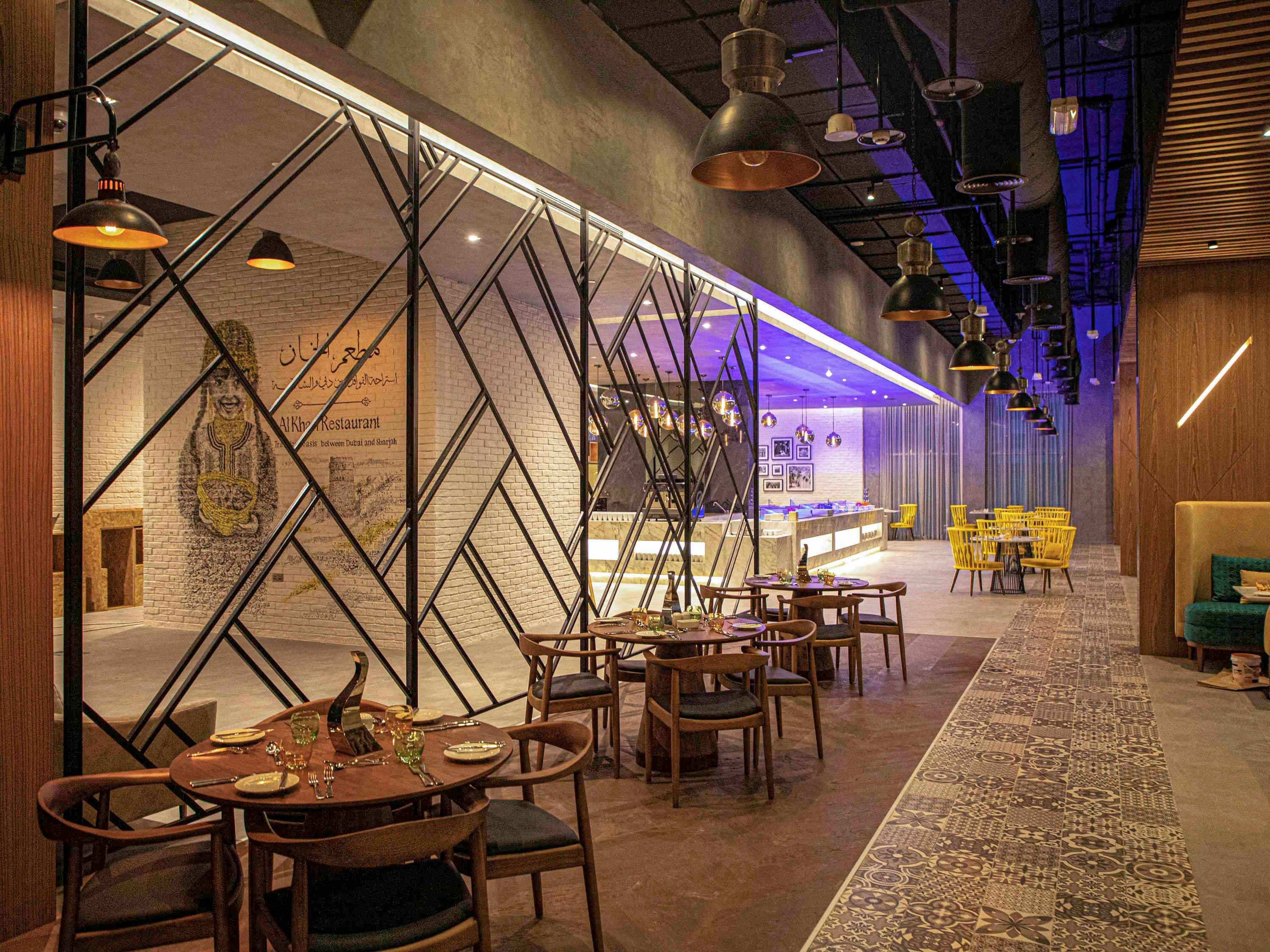 Pullman Sharjah Hotel Kültér fotó The interior of the restaurant