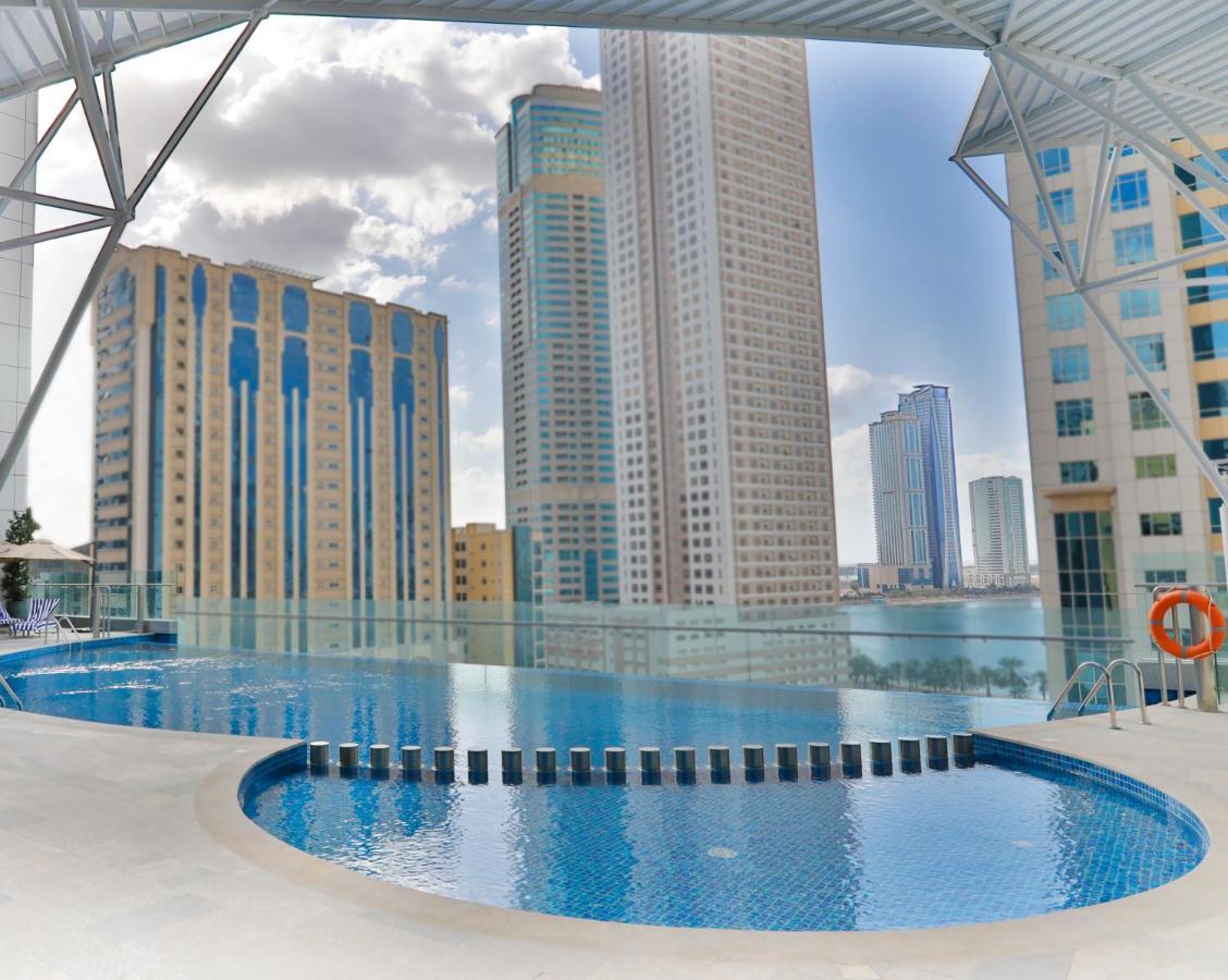 Pullman Sharjah Hotel Kültér fotó The swimming pool at the complex