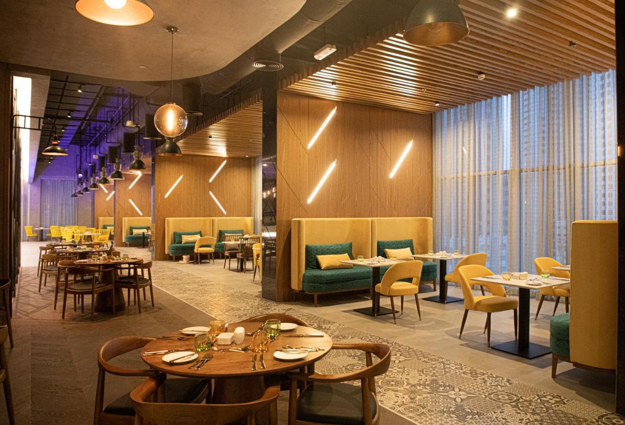 Pullman Sharjah Hotel Kültér fotó The interior of the restaurant